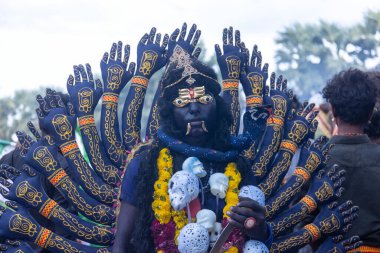 Varanasi, Uttar Pradesh, Hindistan - 20 Mart 2024: Masan Holi, Harishchandra ghat 'ta düzenlenen kutlama sırasında Lord Shiva kılığında kuru külle boyanmış insanların portresi.