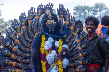 Varanasi, Uttar Pradesh, Hindistan - 20 Mart 2024: Masan Holi, Harishchandra ghat 'ta düzenlenen kutlama sırasında Lord Shiva kılığında kuru külle boyanmış insanların portresi.