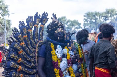 Varanasi, Uttar Pradesh, Hindistan - 20 Mart 2024: Masan Holi, Harishchandra ghat 'ta düzenlenen kutlama sırasında Lord Shiva kılığında kuru külle boyanmış insanların portresi.