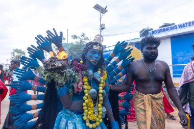 Varanasi, Uttar Pradesh, Hindistan - 20 Mart 2024: Masan Holi, Harishchandra ghat 'ta düzenlenen İstanbul kutlamaları sırasında Lord Shiva gibi giyinmiş insanların portresi.