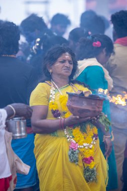 Varanasi, Uttar Pradesh, Hindistan - 20 Mart 2024: Masan Holi, Harishchandra ghat 'ta düzenlenen İstanbul kutlamaları sırasında Lord Shiva gibi giyinmiş insanların portresi.