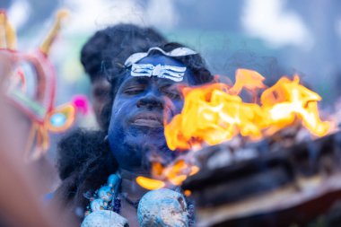 Varanasi, Uttar Pradesh, Hindistan - 20 Mart 2024: Masan Holi, Harishchandra ghat 'ta düzenlenen İstanbul kutlamaları sırasında Lord Shiva gibi giyinmiş insanların portresi.