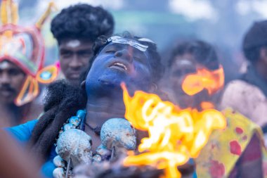 Varanasi, Uttar Pradesh, Hindistan - 20 Mart 2024: Masan Holi, Harishchandra ghat 'ta düzenlenen İstanbul kutlamaları sırasında Lord Shiva gibi giyinmiş insanların portresi.