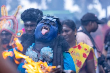 Varanasi, Uttar Pradesh, Hindistan - 20 Mart 2024: Masan Holi, Harishchandra ghat 'ta düzenlenen İstanbul kutlamaları sırasında Lord Shiva gibi giyinmiş insanların portresi.