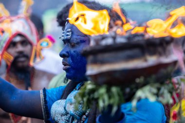 Varanasi, Uttar Pradesh, Hindistan - 20 Mart 2024: Masan Holi, Harishchandra ghat 'ta düzenlenen İstanbul kutlamaları sırasında Lord Shiva gibi giyinmiş insanların portresi.