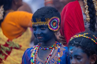 Varanasi, Uttar Pradesh, Hindistan - 20 Mart 2024: Masan Holi, Harishchandra ghat 'ta düzenlenen kutlama sırasında Lord Shiva kılığında kuru külle boyanmış insanların portresi.