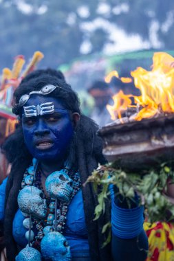 Varanasi, Uttar Pradesh, Hindistan - 20 Mart 2024: Masan Holi, Harishchandra ghat 'ta düzenlenen İstanbul kutlamaları sırasında Lord Shiva gibi giyinmiş insanların portresi.