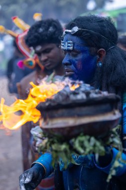 Varanasi, Uttar Pradesh, Hindistan - 20 Mart 2024: Masan Holi, Harishchandra ghat 'ta düzenlenen İstanbul kutlamaları sırasında Lord Shiva gibi giyinmiş insanların portresi.