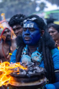 Varanasi, Uttar Pradesh, Hindistan - 20 Mart 2024: Masan Holi, Harishchandra ghat 'ta düzenlenen İstanbul kutlamaları sırasında Lord Shiva gibi giyinmiş insanların portresi.