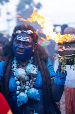 Varanasi, Uttar Pradesh, Hindistan - 20 Mart 2024: Masan Holi, Harishchandra ghat 'ta düzenlenen İstanbul kutlamaları sırasında Lord Shiva gibi giyinmiş insanların portresi.