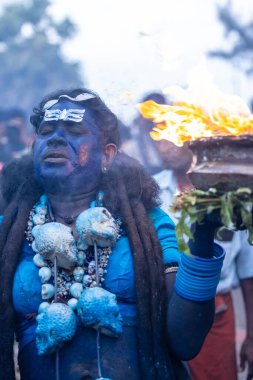 Varanasi, Uttar Pradesh, Hindistan - 20 Mart 2024: Masan Holi, Harishchandra ghat 'ta düzenlenen İstanbul kutlamaları sırasında Lord Shiva gibi giyinmiş insanların portresi.