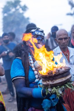 Varanasi, Uttar Pradesh, Hindistan - 20 Mart 2024: Masan Holi, Harishchandra ghat 'ta düzenlenen İstanbul kutlamaları sırasında Lord Shiva gibi giyinmiş insanların portresi.