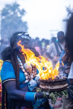 Varanasi, Uttar Pradesh, Hindistan - 20 Mart 2024: Masan Holi, Harishchandra ghat 'ta düzenlenen İstanbul kutlamaları sırasında Lord Shiva gibi giyinmiş insanların portresi.
