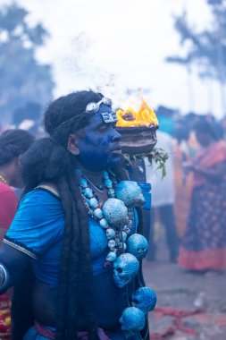 Varanasi, Uttar Pradesh, Hindistan - 20 Mart 2024: Masan Holi, Harishchandra ghat 'ta düzenlenen İstanbul kutlamaları sırasında Lord Shiva gibi giyinmiş insanların portresi.