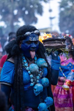 Varanasi, Uttar Pradesh, Hindistan - 20 Mart 2024: Masan Holi, Harishchandra ghat 'ta düzenlenen İstanbul kutlamaları sırasında Lord Shiva gibi giyinmiş insanların portresi.