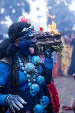 Varanasi, Uttar Pradesh, Hindistan - 20 Mart 2024: Masan Holi, Harishchandra ghat 'ta düzenlenen İstanbul kutlamaları sırasında Lord Shiva gibi giyinmiş insanların portresi.
