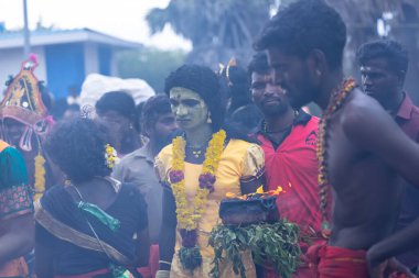 Varanasi, Uttar Pradesh, Hindistan - 20 Mart 2024: Masan Holi, Harishchandra ghat 'ta düzenlenen İstanbul kutlamaları sırasında Lord Shiva gibi giyinmiş insanların portresi.