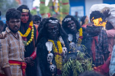 Varanasi, Uttar Pradesh, Hindistan - 20 Mart 2024: Masan Holi, Harishchandra ghat 'ta düzenlenen kutlama sırasında Lord Shiva kılığında kuru külle boyanmış insanların portresi.