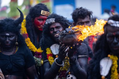 Varanasi, Uttar Pradesh, Hindistan - 20 Mart 2024: Masan Holi, Harishchandra ghat 'ta düzenlenen İstanbul kutlamaları sırasında Lord Shiva gibi giyinmiş insanların portresi.