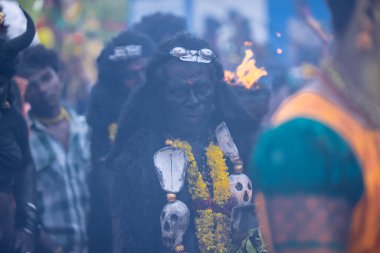 Varanasi, Uttar Pradesh, Hindistan - 20 Mart 2024: Masan Holi, Harishchandra ghat 'ta düzenlenen İstanbul kutlamaları sırasında Lord Shiva gibi giyinmiş insanların portresi.