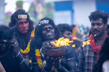 Varanasi, Uttar Pradesh, Hindistan - 20 Mart 2024: Masan Holi, Harishchandra ghat 'ta düzenlenen İstanbul kutlamaları sırasında Lord Shiva gibi giyinmiş insanların portresi.
