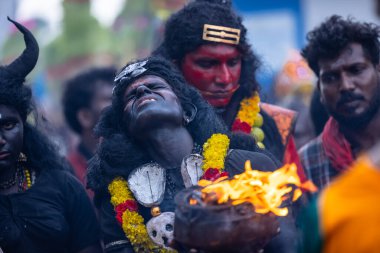 Varanasi, Uttar Pradesh, Hindistan - 20 Mart 2024: Masan Holi, Harishchandra ghat 'ta düzenlenen İstanbul kutlamaları sırasında Lord Shiva gibi giyinmiş insanların portresi.