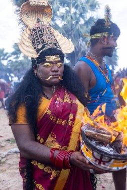 Varanasi, Uttar Pradesh, Hindistan - 20 Mart 2024: Masan Holi, Harishchandra ghat 'ta düzenlenen İstanbul kutlamaları sırasında Lord Shiva gibi giyinmiş insanların portresi.