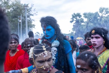 Varanasi, Uttar Pradesh, Hindistan - 20 Mart 2024: Masan Holi, Harishchandra ghat 'ta düzenlenen kutlama sırasında Lord Shiva kılığında kuru külle boyanmış insanların portresi.