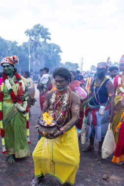Varanasi, Uttar Pradesh, Hindistan - 20 Mart 2024: Masan Holi, Harishchandra ghat 'ta düzenlenen İstanbul kutlamaları sırasında Lord Shiva gibi giyinmiş insanların portresi.