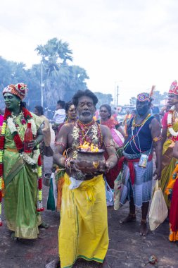 Varanasi, Uttar Pradesh, Hindistan - 20 Mart 2024: Masan Holi, Harishchandra ghat 'ta düzenlenen İstanbul kutlamaları sırasında Lord Shiva gibi giyinmiş insanların portresi.