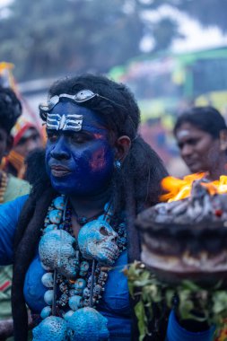 Varanasi, Uttar Pradesh, Hindistan - 20 Mart 2024: Masan Holi, Harishchandra ghat 'ta düzenlenen İstanbul kutlamaları sırasında Lord Shiva gibi giyinmiş insanların portresi.