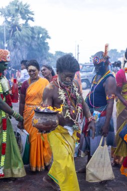 Varanasi, Uttar Pradesh, Hindistan - 20 Mart 2024: Masan Holi, Harishchandra ghat 'ta düzenlenen İstanbul kutlamaları sırasında Lord Shiva gibi giyinmiş insanların portresi.