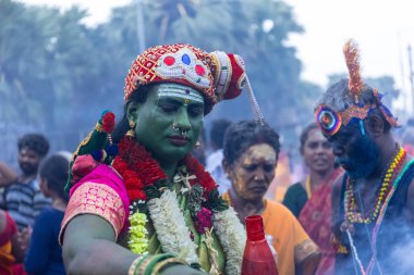 Varanasi, Uttar Pradesh, Hindistan - 20 Mart 2024: Masan Holi, Harishchandra ghat 'ta düzenlenen kutlama sırasında Lord Shiva kılığında kuru külle boyanmış insanların portresi.