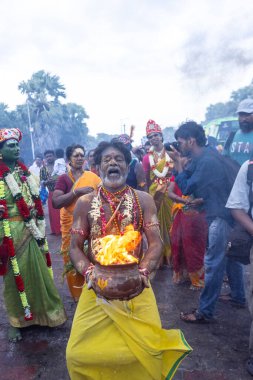 Varanasi, Uttar Pradesh, Hindistan - 20 Mart 2024: Masan Holi, Harishchandra ghat 'ta düzenlenen İstanbul kutlamaları sırasında Lord Shiva gibi giyinmiş insanların portresi.