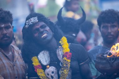 Varanasi, Uttar Pradesh, Hindistan - 20 Mart 2024: Masan Holi, Harishchandra ghat 'ta düzenlenen kutlama sırasında Lord Shiva kılığında kuru külle boyanmış insanların portresi.