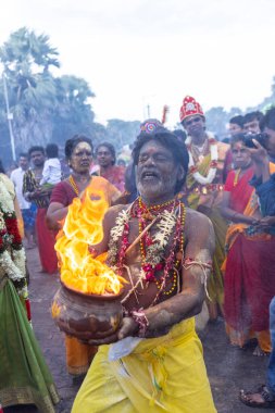 Varanasi, Uttar Pradesh, Hindistan - 20 Mart 2024: Masan Holi, Harishchandra ghat 'ta düzenlenen İstanbul kutlamaları sırasında Lord Shiva gibi giyinmiş insanların portresi.
