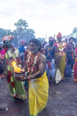 Varanasi, Uttar Pradesh, Hindistan - 20 Mart 2024: Masan Holi, Harishchandra ghat 'ta düzenlenen İstanbul kutlamaları sırasında Lord Shiva gibi giyinmiş insanların portresi.