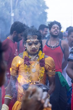 Varanasi, Uttar Pradesh, Hindistan - 20 Mart 2024: Masan Holi, Harishchandra ghat 'ta düzenlenen İstanbul kutlamaları sırasında Lord Shiva gibi giyinmiş insanların portresi.