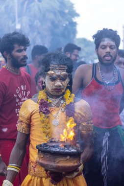 Varanasi, Uttar Pradesh, Hindistan - 20 Mart 2024: Masan Holi, Harishchandra ghat 'ta düzenlenen İstanbul kutlamaları sırasında Lord Shiva gibi giyinmiş insanların portresi.