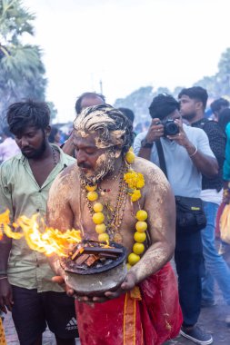 Varanasi, Uttar Pradesh, Hindistan - 20 Mart 2024: Masan Holi, Harishchandra ghat 'ta düzenlenen İstanbul kutlamaları sırasında Lord Shiva gibi giyinmiş insanların portresi.