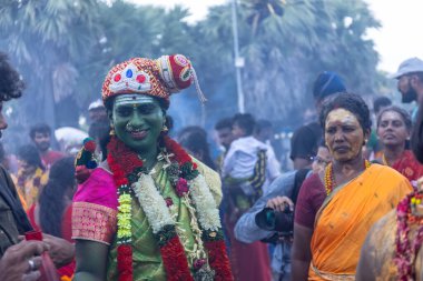 Varanasi, Uttar Pradesh, Hindistan - 20 Mart 2024: Masan Holi, Harishchandra ghat 'ta düzenlenen kutlama sırasında Lord Shiva kılığında kuru külle boyanmış insanların portresi.