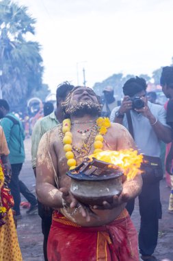 Varanasi, Uttar Pradesh, Hindistan - 20 Mart 2024: Masan Holi, Harishchandra ghat 'ta düzenlenen İstanbul kutlamaları sırasında Lord Shiva gibi giyinmiş insanların portresi.
