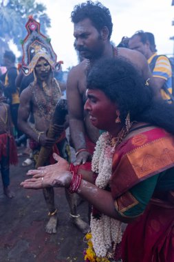 Varanasi, Uttar Pradesh, Hindistan - 20 Mart 2024: Masan Holi, Harishchandra ghat 'ta düzenlenen kutlama sırasında Lord Shiva kılığında kuru külle boyanmış insanların portresi.