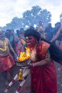 Varanasi, Uttar Pradesh, Hindistan - 20 Mart 2024: Masan Holi, Harishchandra ghat 'ta düzenlenen İstanbul kutlamaları sırasında Lord Shiva gibi giyinmiş insanların portresi.