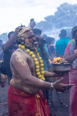 Varanasi, Uttar Pradesh, Hindistan - 20 Mart 2024: Masan Holi, Harishchandra ghat 'ta düzenlenen kutlama sırasında Lord Shiva kılığında kuru külle boyanmış insanların portresi.