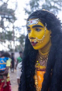 Varanasi, Uttar Pradesh, Hindistan - 20 Mart 2024: Masan Holi, Harishchandra ghat 'ta düzenlenen kutlama sırasında Lord Shiva kılığında kuru külle boyanmış insanların portresi.