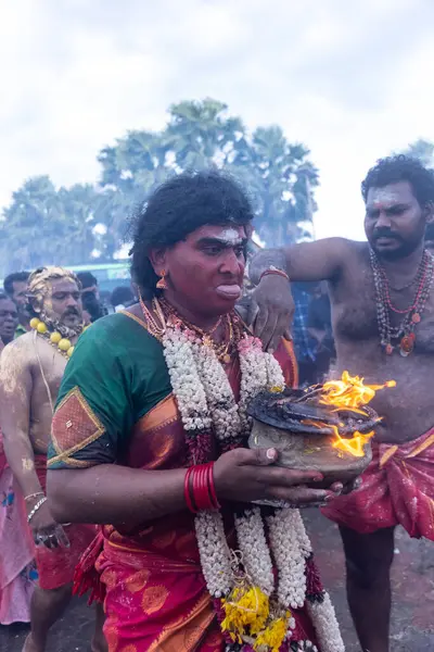 Varanasi, Uttar Pradesh, Hindistan - 20 Mart 2024: Masan Holi, Harishchandra ghat 'ta düzenlenen İstanbul kutlamaları sırasında Lord Shiva gibi giyinmiş insanların portresi.