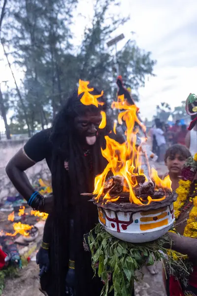 Varanasi, Uttar Pradesh, Hindistan - 20 Mart 2024: Masan Holi, Harishchandra ghat 'ta düzenlenen İstanbul kutlamaları sırasında Lord Shiva gibi giyinmiş insanların portresi.
