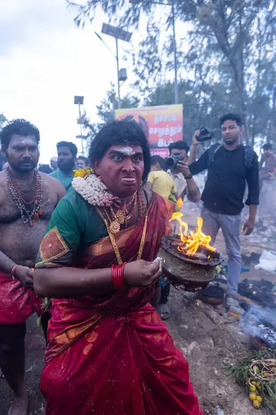 Varanasi, Uttar Pradesh, Hindistan - 20 Mart 2024: Masan Holi, Harishchandra ghat 'ta düzenlenen İstanbul kutlamaları sırasında Lord Shiva gibi giyinmiş insanların portresi.