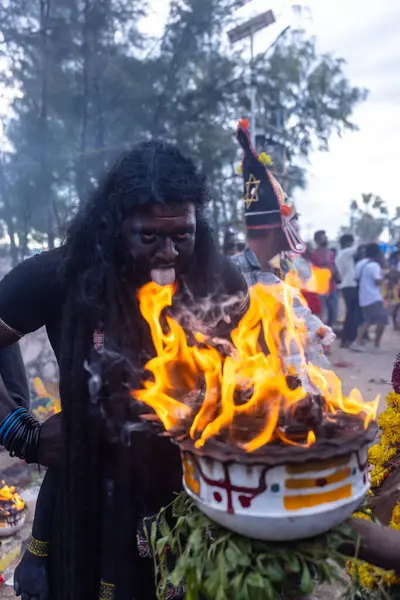 Varanasi, Uttar Pradesh, Hindistan - 20 Mart 2024: Masan Holi, Harishchandra ghat 'ta düzenlenen İstanbul kutlamaları sırasında Lord Shiva gibi giyinmiş insanların portresi.